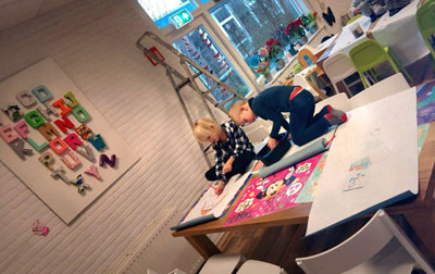 kinderen tekenen op tafel bij Kinderopvang Lappelein in Heerenveen