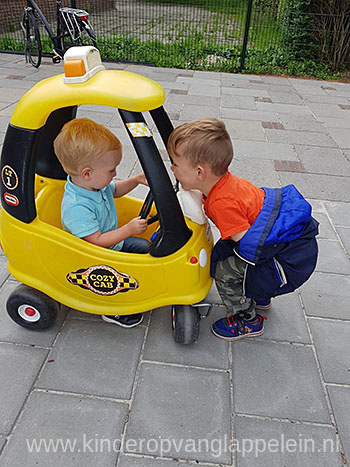 buiten spelen kinderen auto